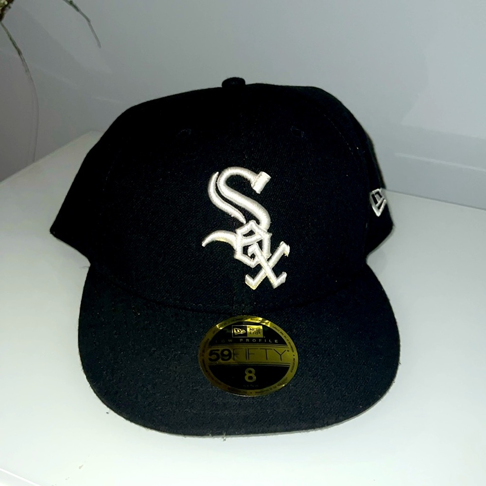 LIDS FITTED CAP. SIZE 8. BLACK. TEAM CHICAGO WHITE SOX.